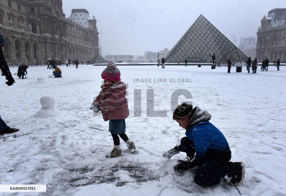 Paris Under The Snow At The Louvre - Paris
