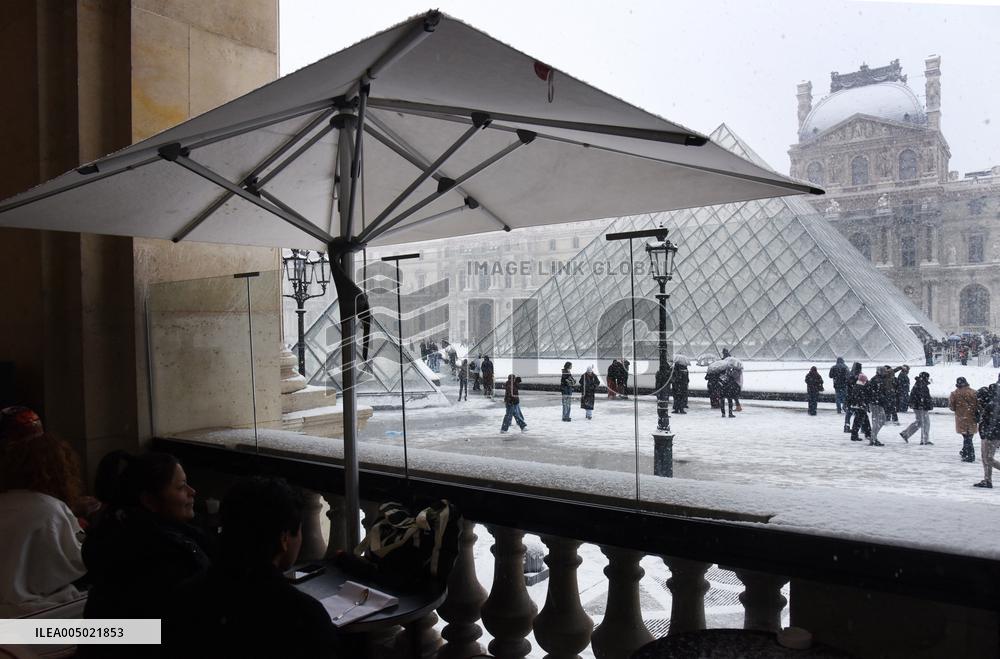Paris Under The Snow At The Louvre - Paris