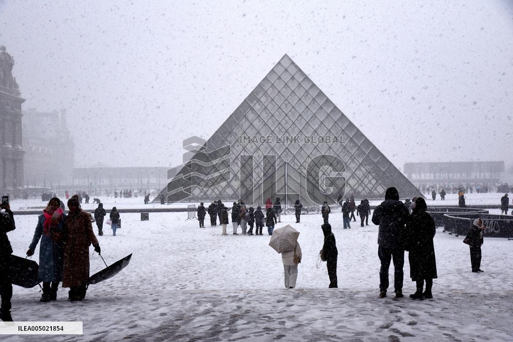 Paris Under The Snow At The Louvre - Paris
