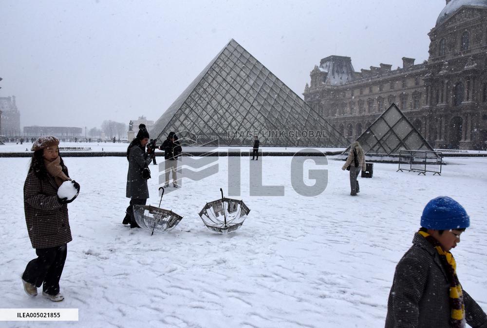 Paris Under The Snow At The Louvre - Paris