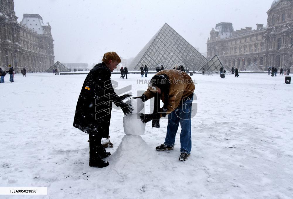 Paris Under The Snow At The Louvre - Paris