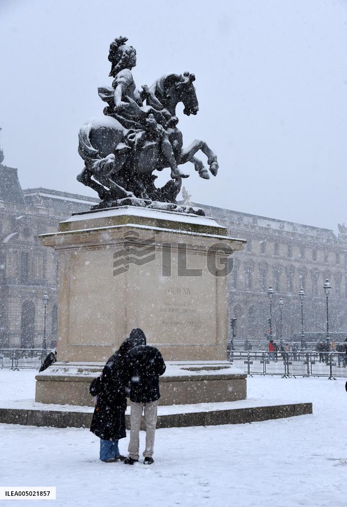 Paris Under The Snow At The Louvre - Paris