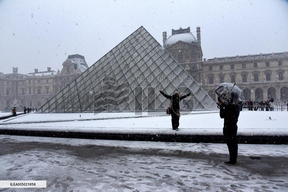 Paris Under The Snow At The Louvre - Paris