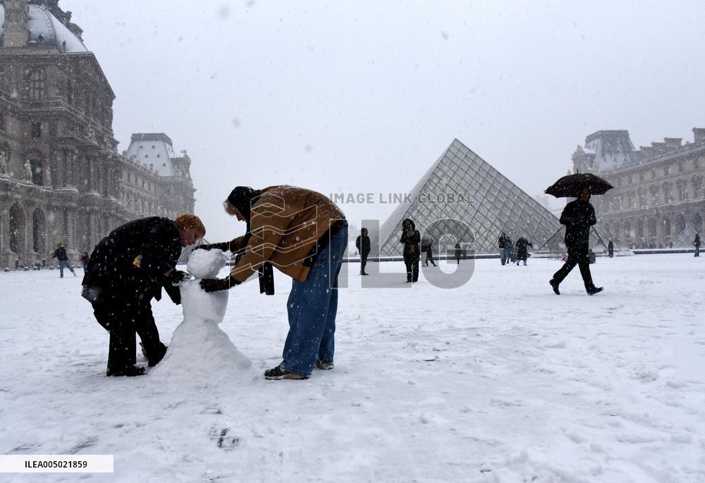 Paris Under The Snow At The Louvre - Paris