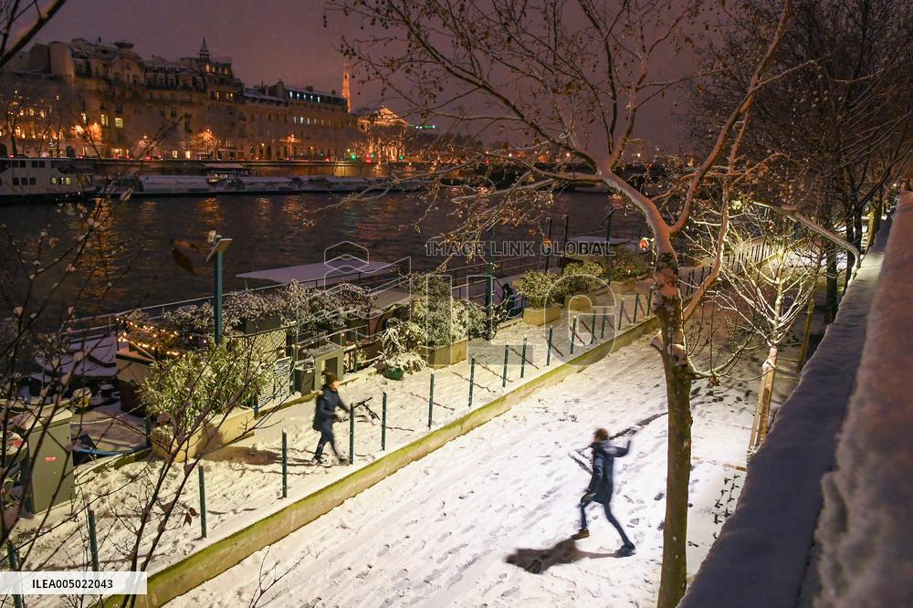 Paris Under The Snow - Paris