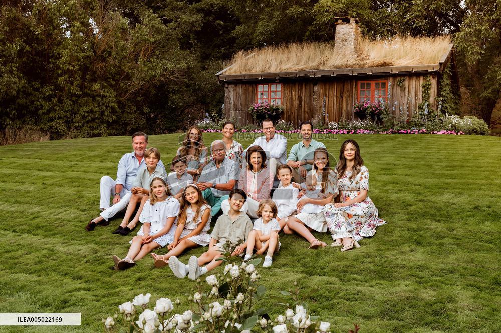 THE ROYAL FAMILY WISHES A HAPPY NEW YEAR