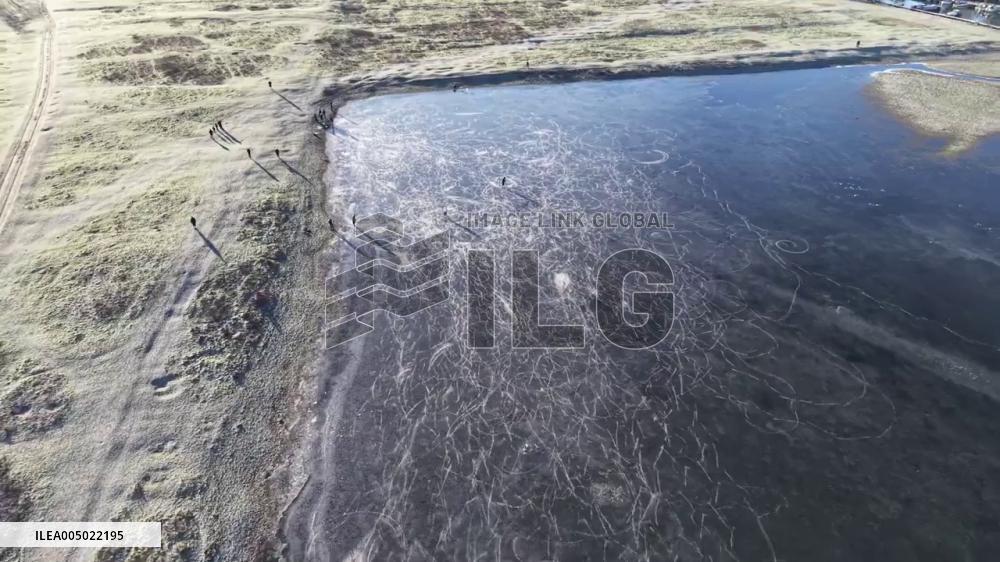 UK: Drone Captures Frozen River Thames in Oxford Amid Snow and Ice Warnings