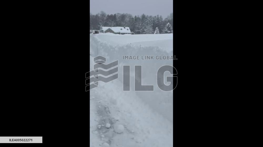 US: Lake-Effect Snow Buries Upstate New York, Up to 6 Feet in Oswego County