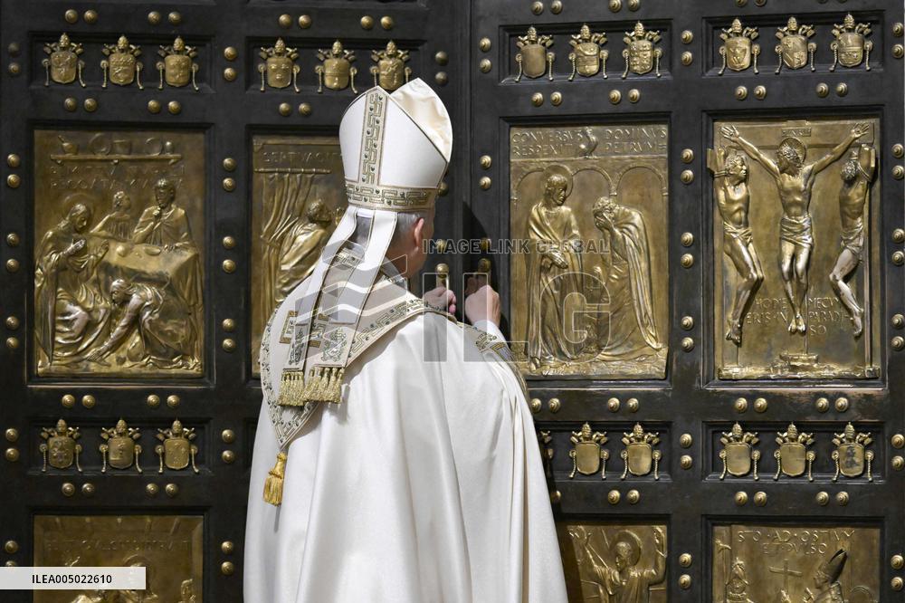 Pope Leo XIV Closes the Holy Door of St Peter s Basilica - Vatican