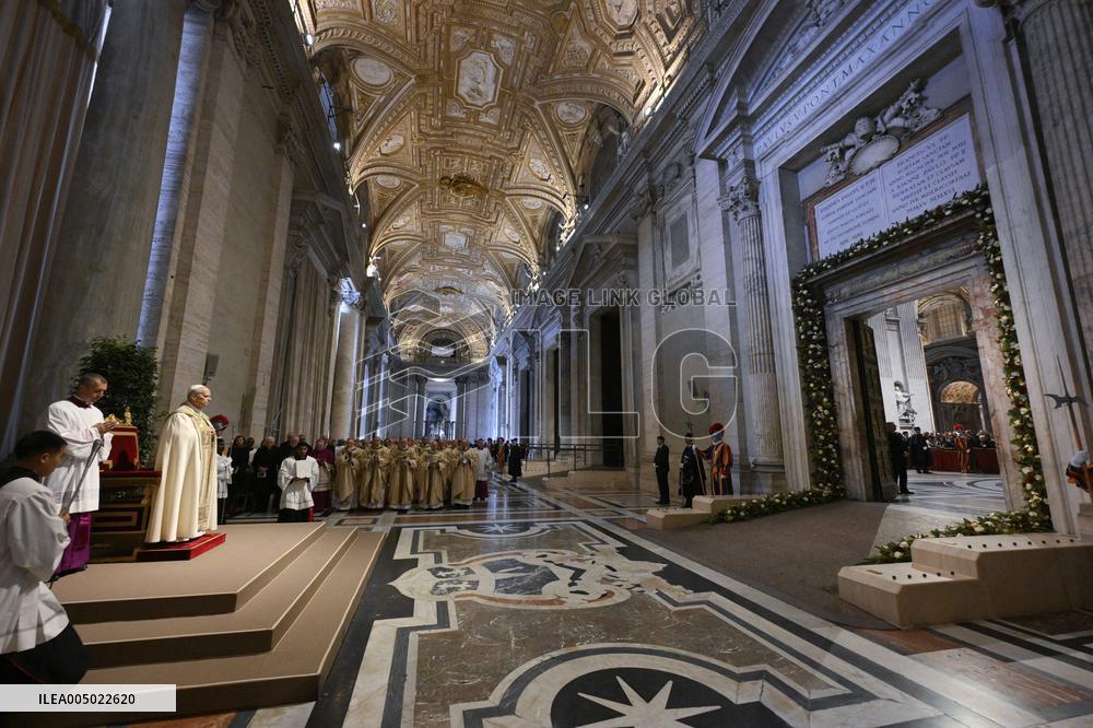 Pope Leo XIV Closes the Holy Door of St Peter s Basilica - Vatican