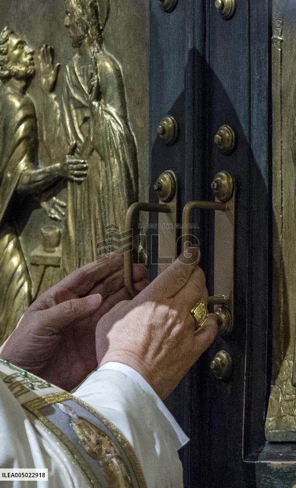 Pope Leo XIV Closes the Holy Door of St. Peter's Basilica - Vatican