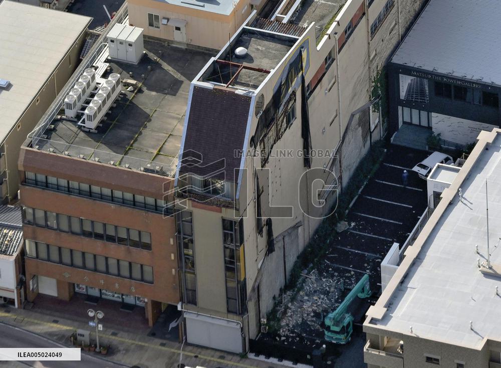 Strong quakes hit western Japan