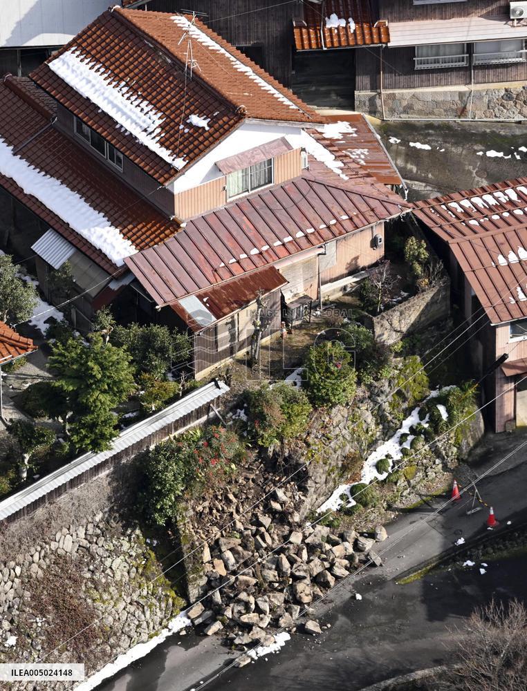 Strong quakes hit western Japan