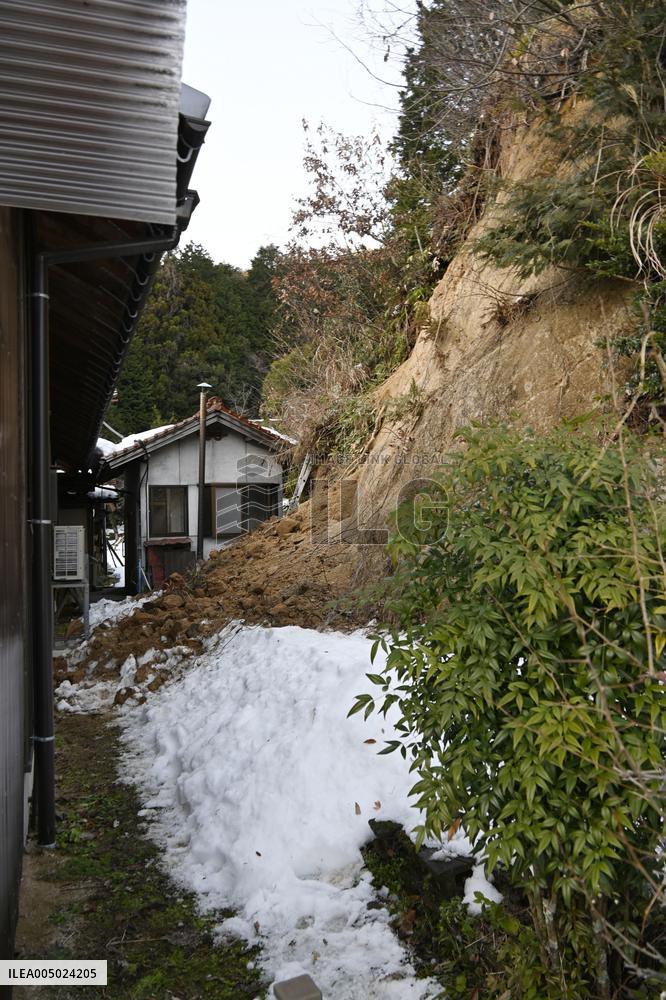 Strong quakes hit western Japan