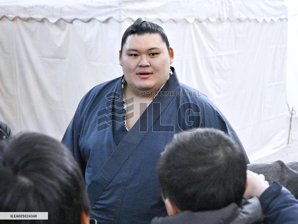 Sumo: Ring-entering ceremony at Tokyo shrine
