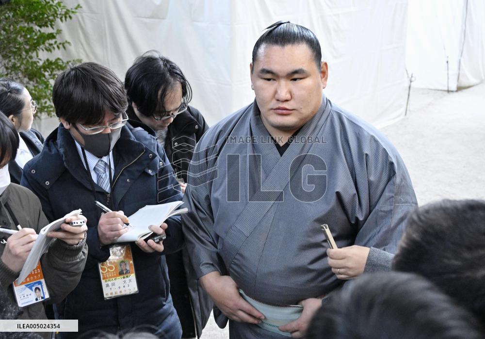 Sumo: Ring-entering ceremony at Tokyo shrine