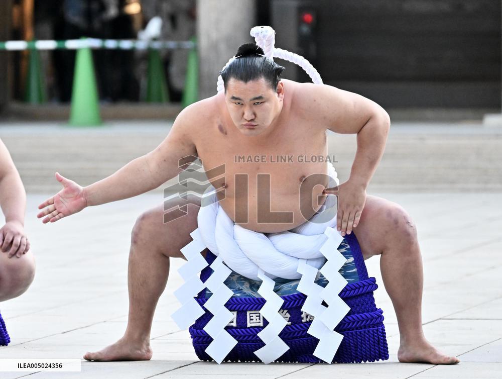 Sumo: Ring-entering ceremony at Tokyo shrine