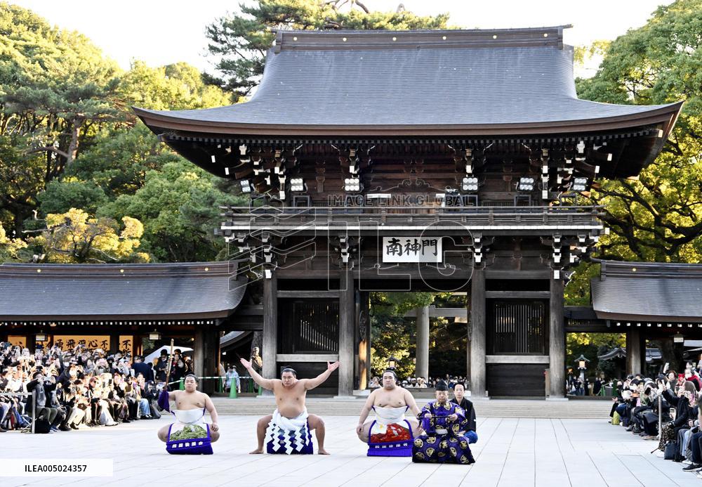 Sumo: Ring-entering ceremony at Tokyo shrine