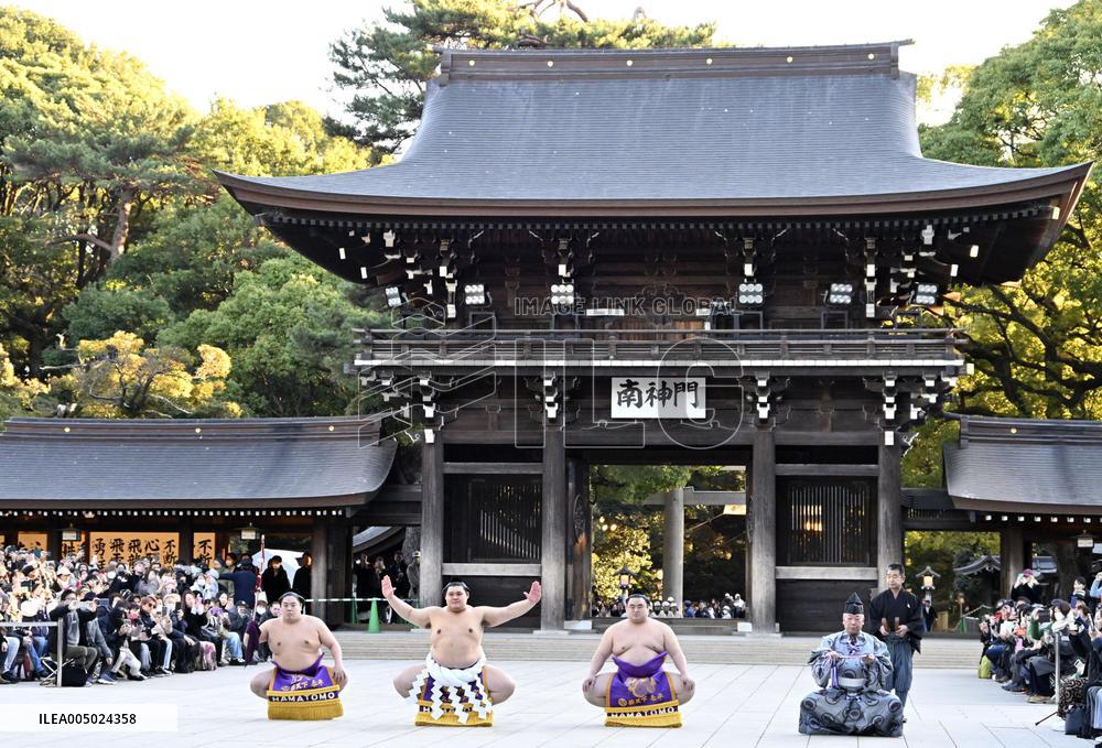 Sumo: Ring-entering ceremony at Tokyo shrine