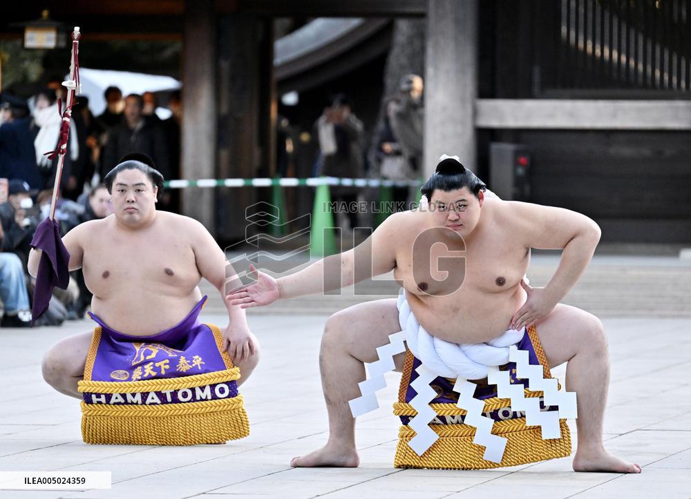 Sumo: Ring-entering ceremony at Tokyo shrine