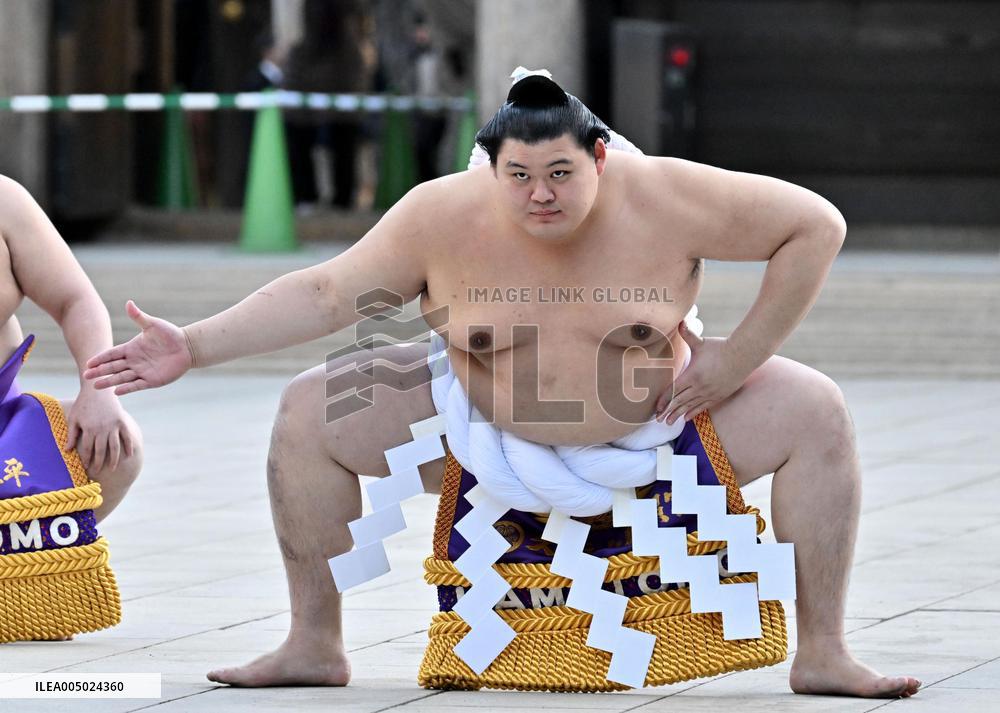 Sumo: Ring-entering ceremony at Tokyo shrine
