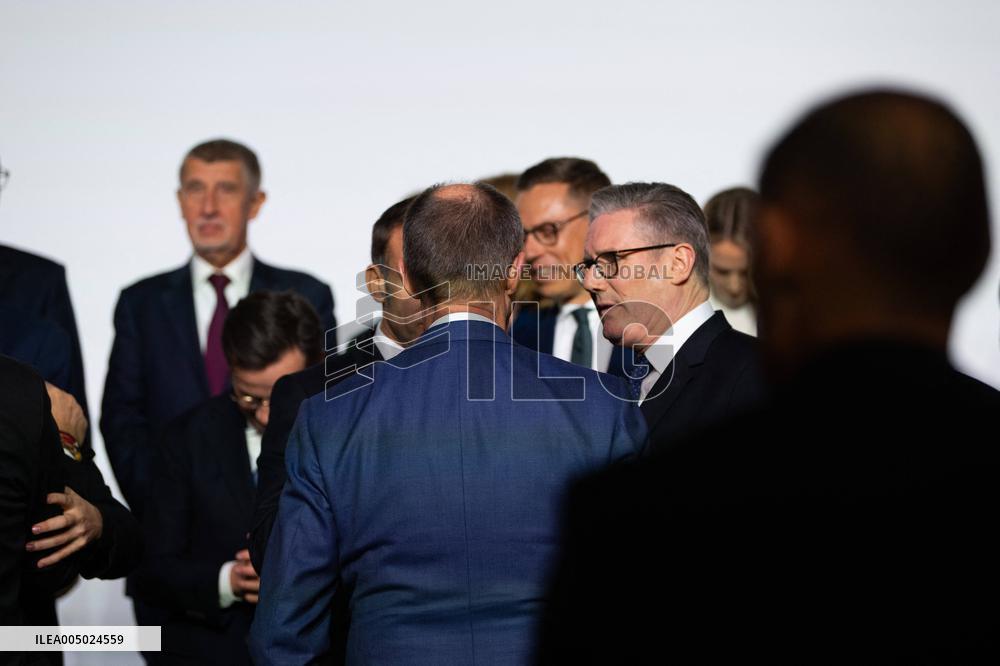 Coalition of the Willing Summit - Family Photo - Paris