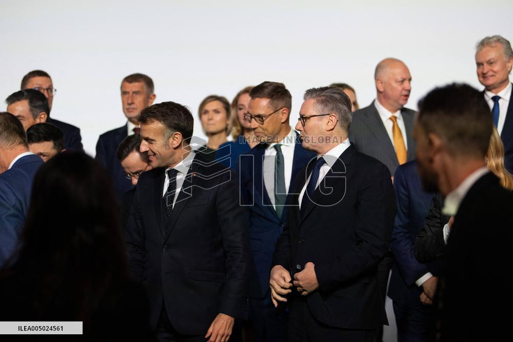 Coalition of the Willing Summit - Family Photo - Paris