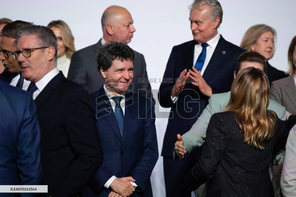 Coalition of the Willing Summit - Family Photo - Paris