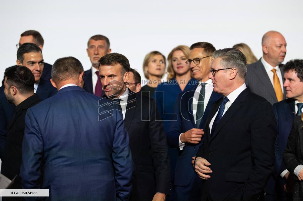 Coalition of the Willing Summit - Family Photo - Paris