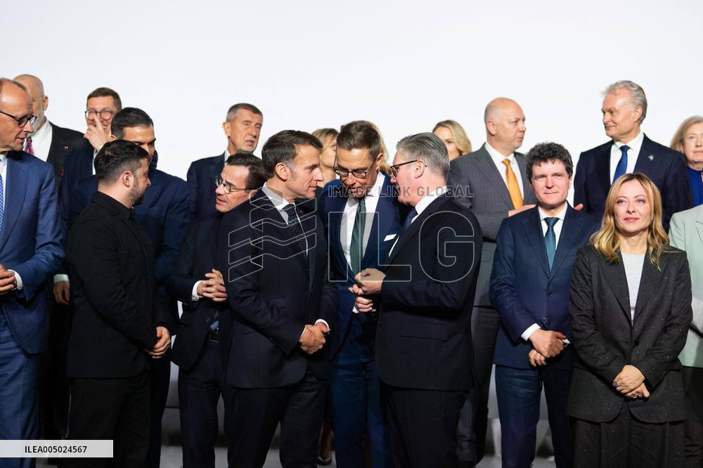 Coalition of the Willing Summit - Family Photo - Paris