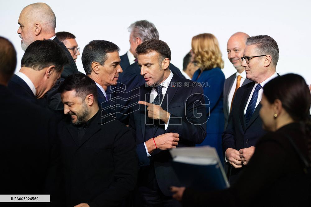 Coalition of the Willing Summit - Family Photo - Paris