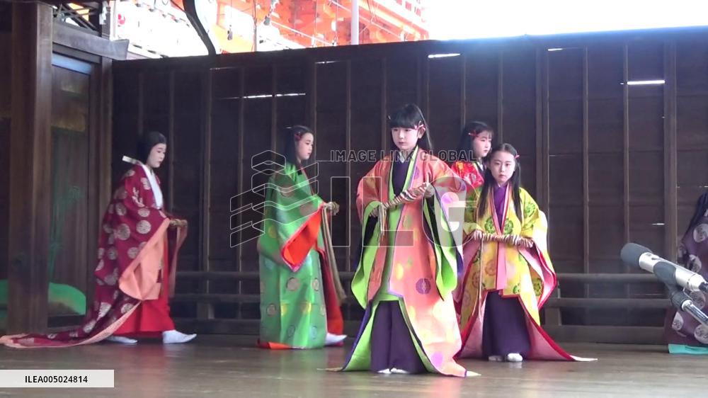 [Breaking News]New Year's traditional card game ceremony in Kyoto