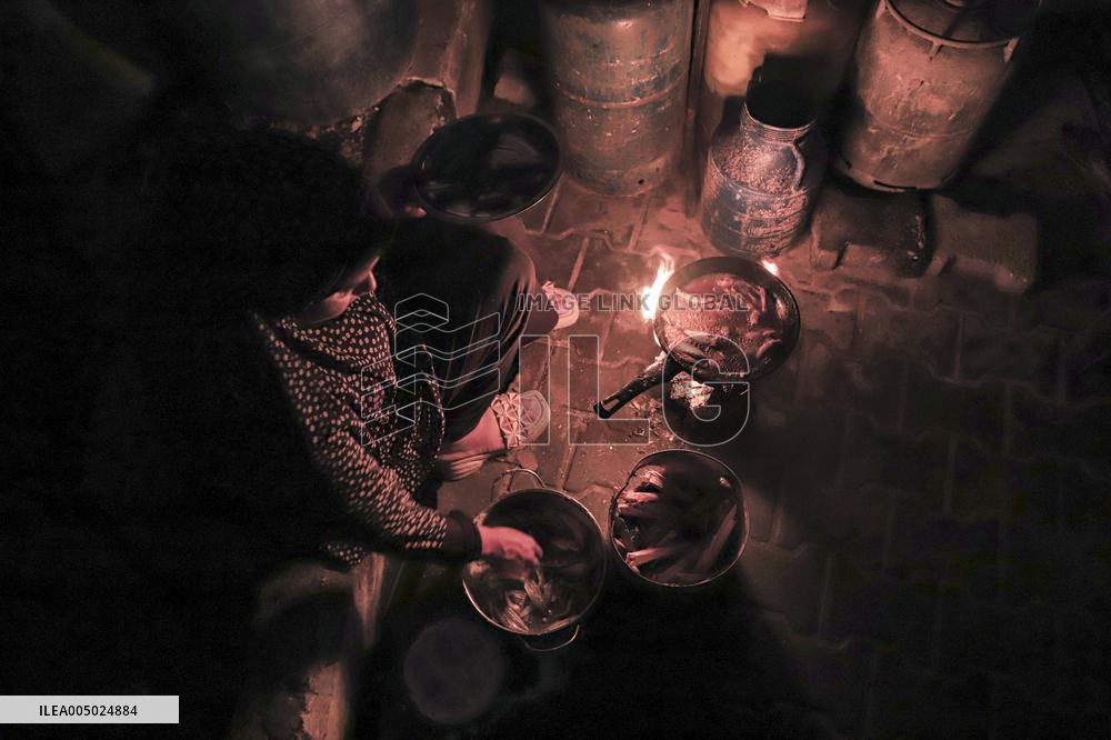 Displaced Palestinians at Gaza Seaport