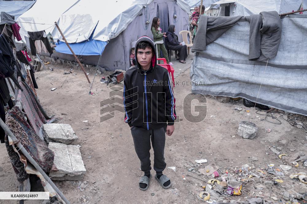 Displaced Palestinians at Gaza Seaport