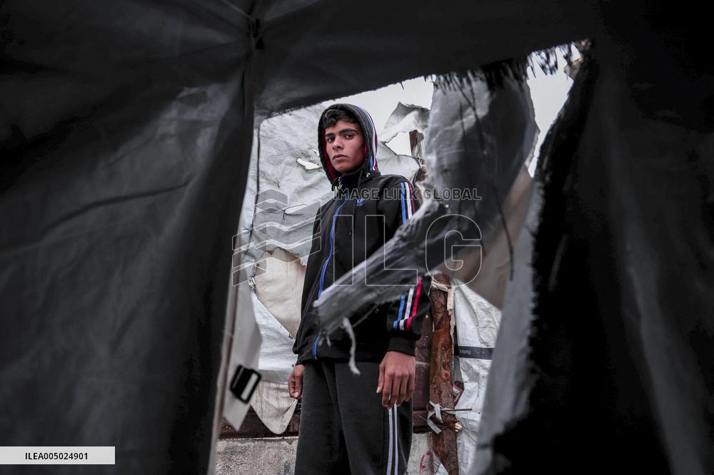Displaced Palestinians at Gaza Seaport