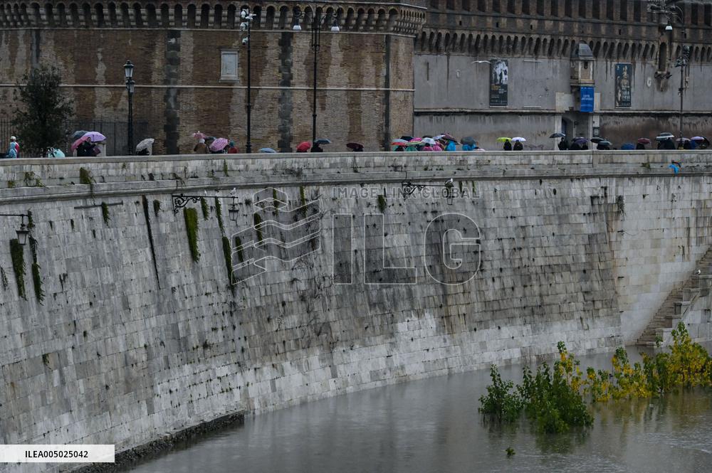 Tiber Banks Closed Due To Flooding - Rome