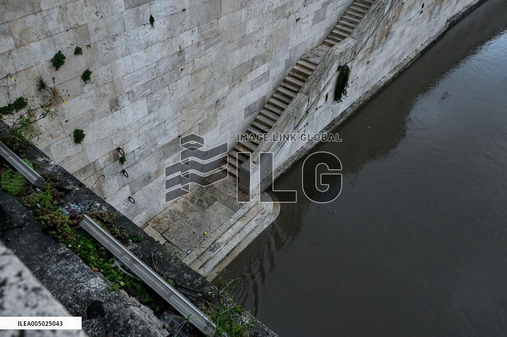 Tiber Banks Closed Due To Flooding - Rome