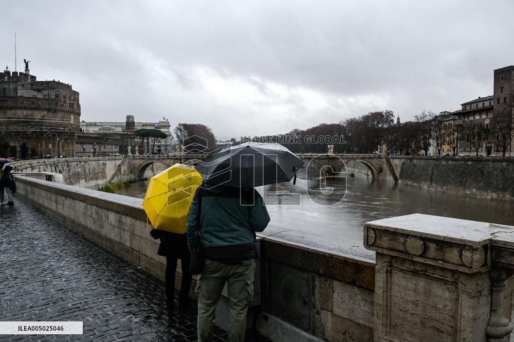Tiber Banks Closed Due To Flooding - Rome
