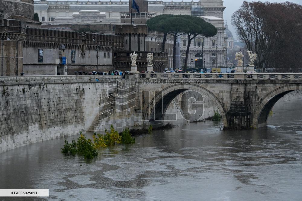 Tiber Banks Closed Due To Flooding - Rome