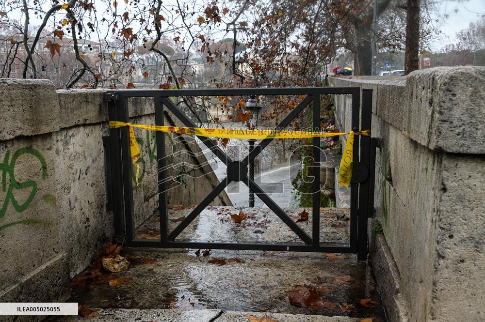 Tiber Banks Closed Due To Flooding - Rome