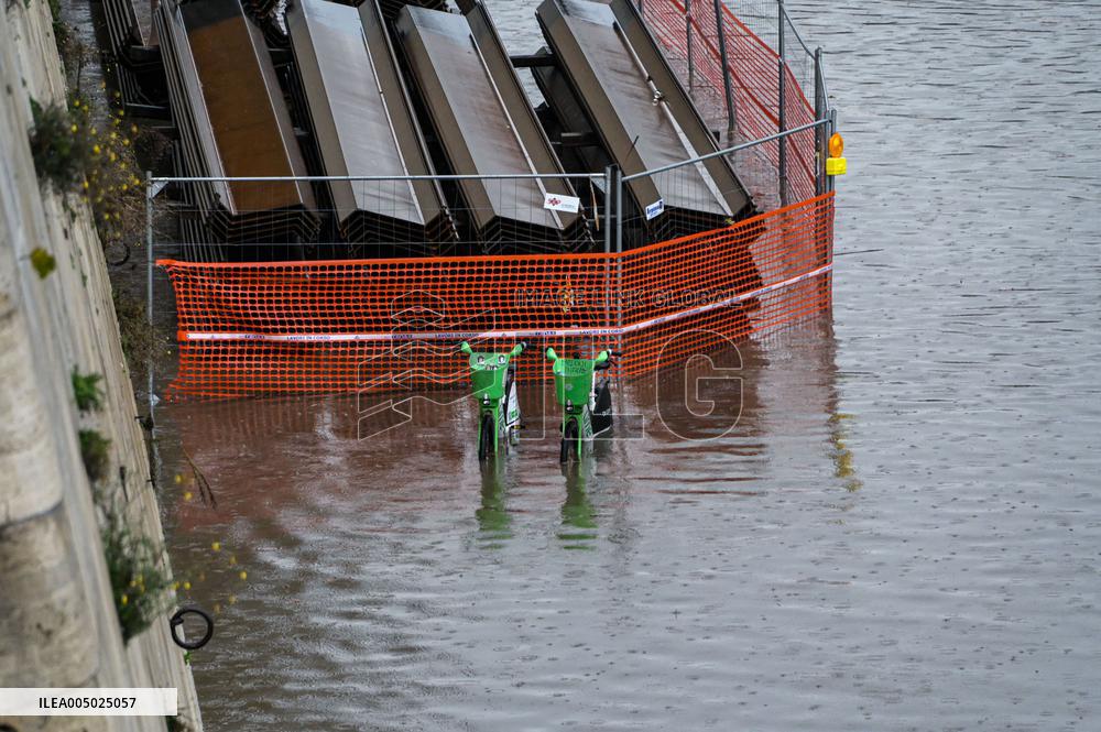 Tiber Banks Closed Due To Flooding - Rome