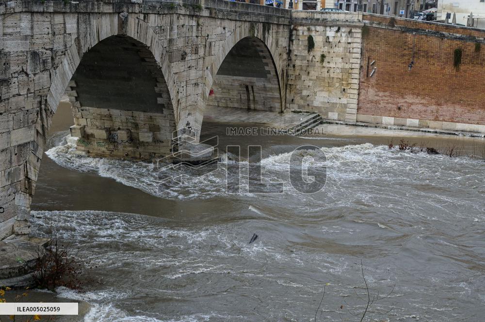 Tiber Banks Closed Due To Flooding - Rome