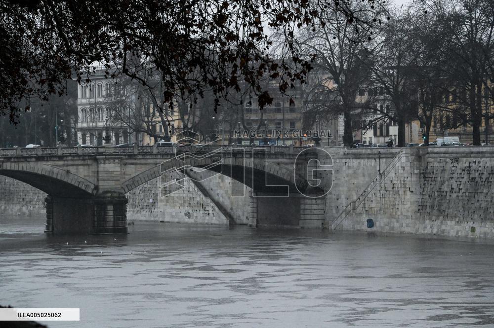 Tiber Banks Closed Due To Flooding - Rome