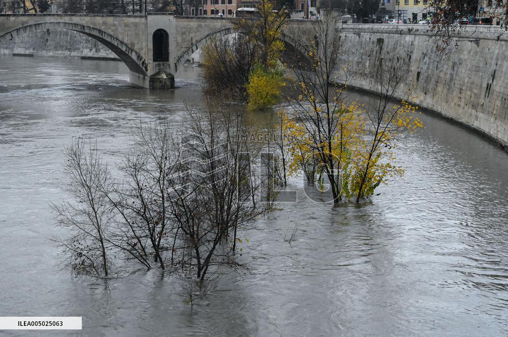 Tiber Banks Closed Due To Flooding - Rome