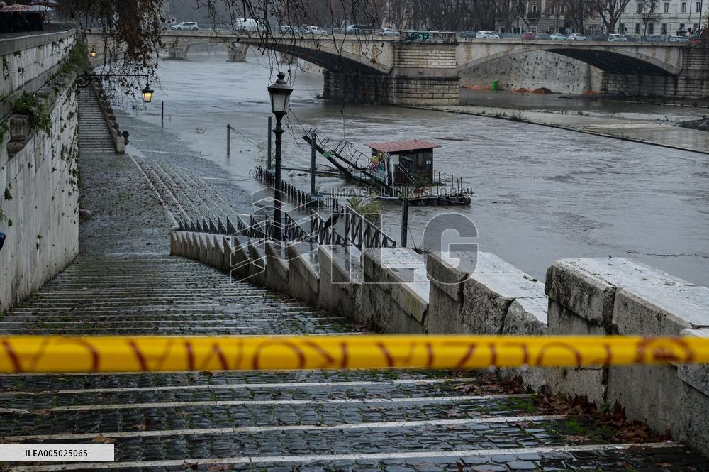Tiber Banks Closed Due To Flooding - Rome