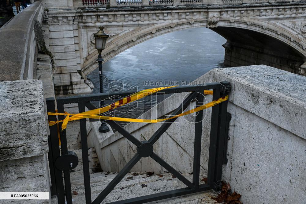 Tiber Banks Closed Due To Flooding - Rome
