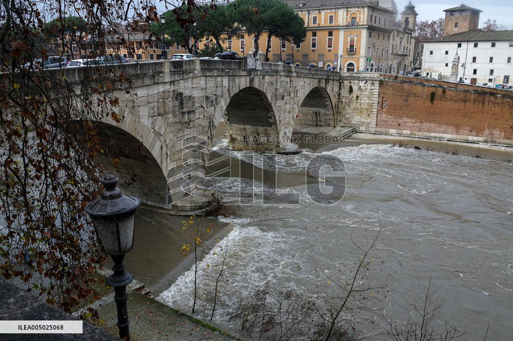 Tiber Banks Closed Due To Flooding - Rome