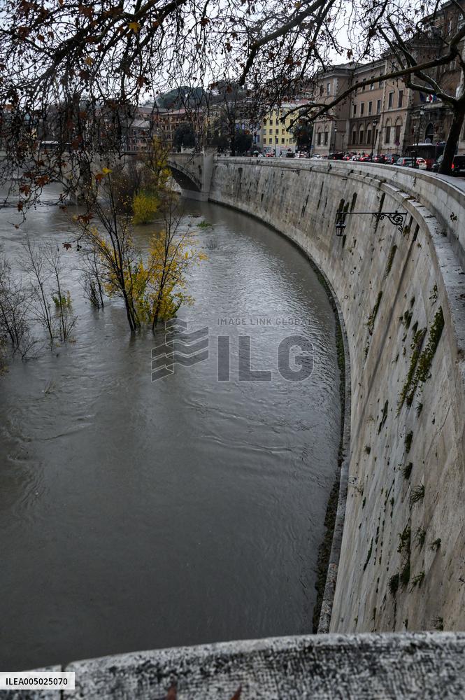 Tiber Banks Closed Due To Flooding - Rome