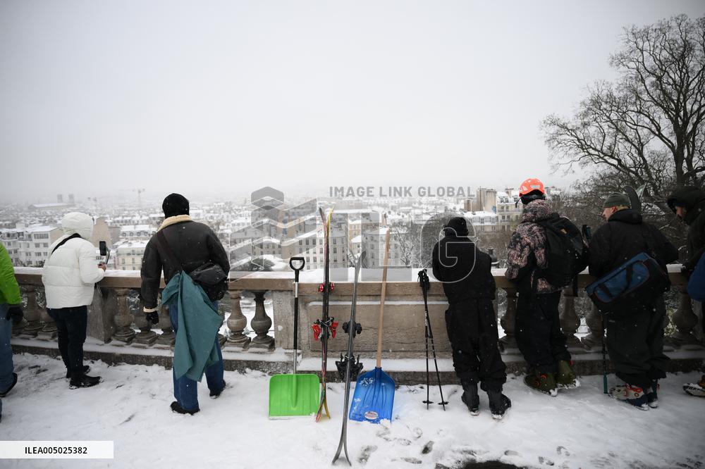 Slip Under Snow in Montmartre - Paris