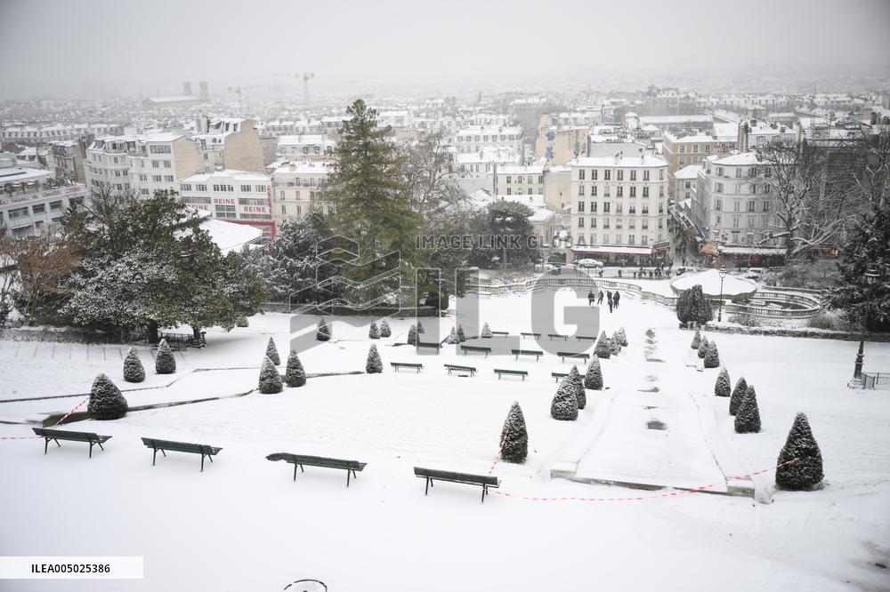 Slip Under Snow in Montmartre - Paris